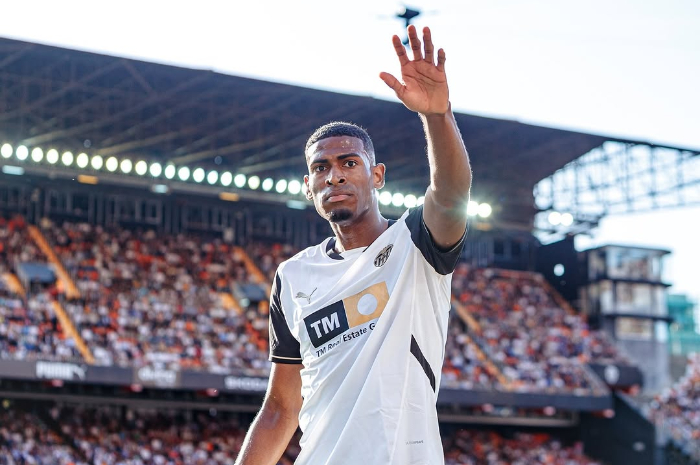 Bek muda Valencia, Cristhian Mosquera selangkah lagi gabung ke Arsenal.