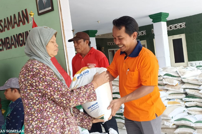 Penyaluran bansos di wilayah Jember beberapa waktu lalu.