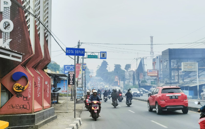 Pengendara motor melawan arah di Jalan Raya Ciputat-Parung bahayakan pengguna jalan.