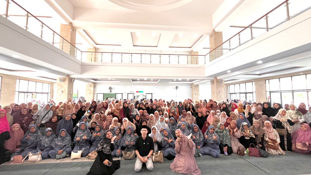 Kajian akbar bertema Hijrah Bukan Tren, Tapi Jalan Hidup di Masjid Al Hidayah BCC Bogor.
