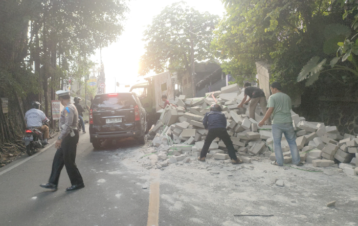 Kondisi truk angkut hebel yang terbalik di Jalan Raya Sawangan Kota Depok.