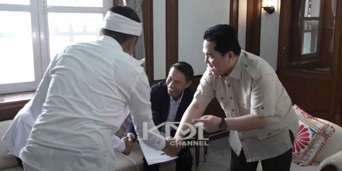 Gubernur Jawa Barat Dedi Mulyadi bersama Ketua Umum PSSI Erick Thohir saat membicarakan Liga 4 dan 3