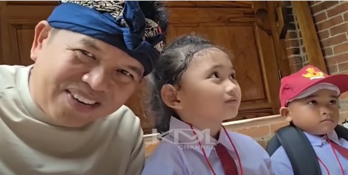 Gubernur Jawa Barat Dedi Mulyadi menegaskan sang anak masih sekolah bawang