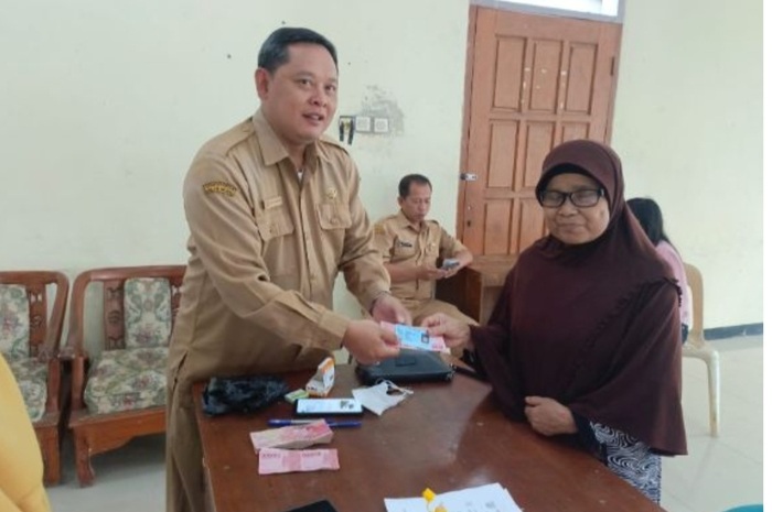 Ilustrasi warga desa terima bansos
