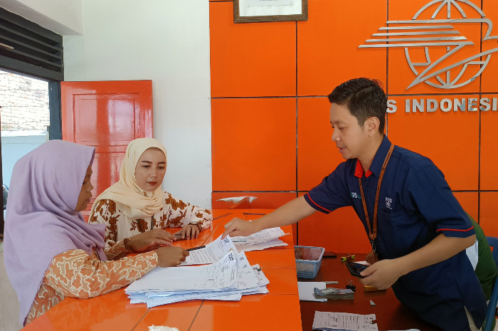 Penyaluran bansos di PT Pos Banjarnegara