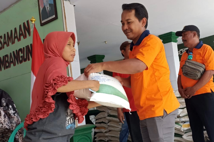 Penyaluran bansos di Desa Ampel, Jember