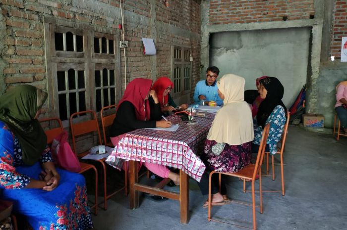 Penyaluran bansos PKH di Desa Ngadimulyo beberapa waktu lalu