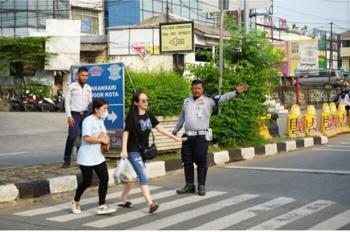 Dishub Kabupaten Bogor menertibkan kendaraan di kawasan Simpang Cibinong.