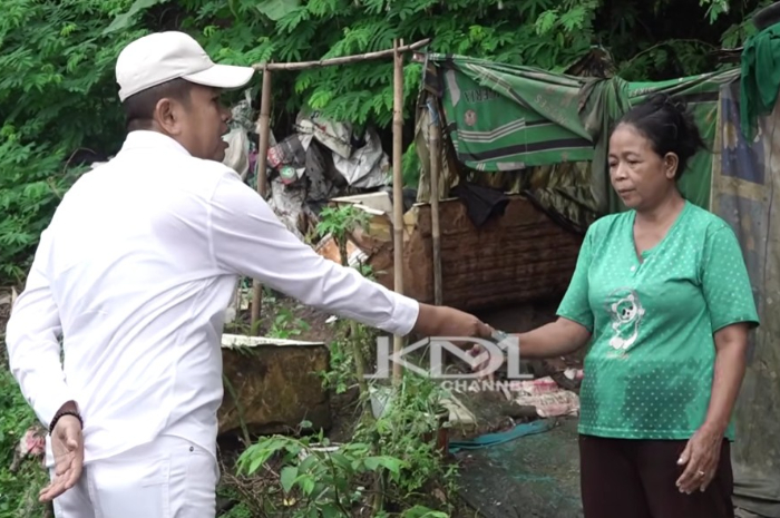 Gubernur Jawa Barat, Dedi Mulyadi memberikan segepok uang tambahan kepada pemilik bedeng.