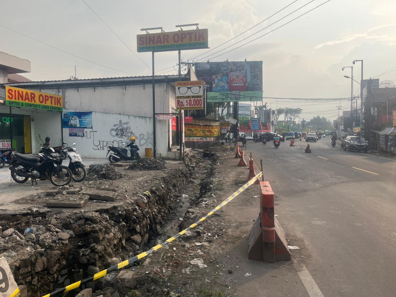Setelah lama dibiarkan, genangan air Jalan Raya Puncak KM 83, Simpang Taman Safari Indonesia (TSI) akhirnya ditangani serius.
