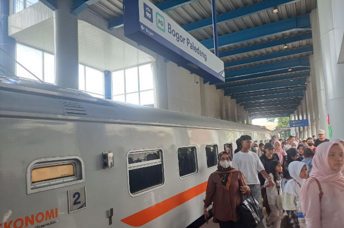 Suasana Stasiun Paledang saat calon penumpang hendak menaiki KA Lokal Pangrango.