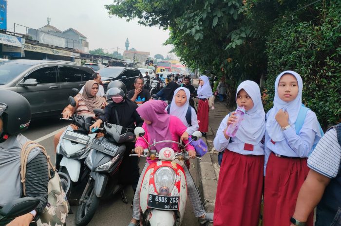 Kendaraan orang tua jemput anak di Kota Depok lebih memilih parkir di luar ketimbang masuk ke dalam sekolah.