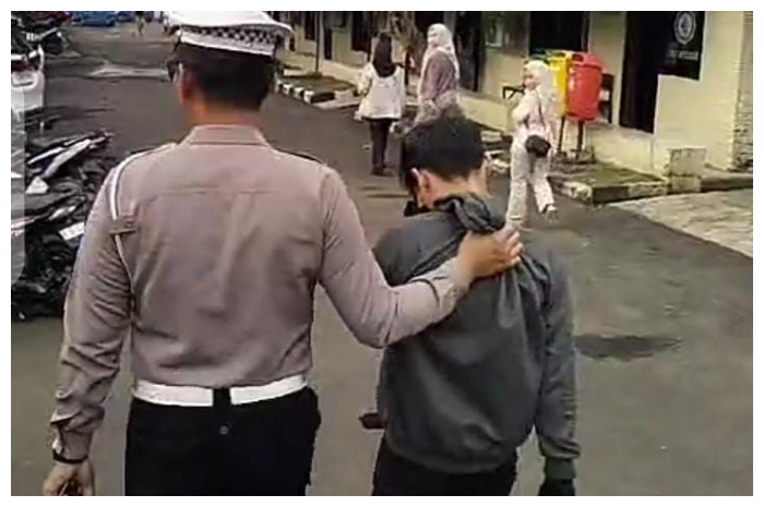 Petugas saat membawa pengendara sepeda motor ke kantor Polsek Citeureup, Polres Bogor, Kamis 17 Juli 2025.