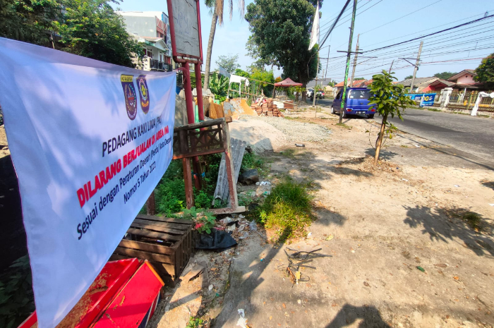 Kondisi Jalan Raya Citayam, Ratujaya, Kota Depok usai penertiban lapak PKL oleh Satpol PP Kamis  17 Juli 2025.
