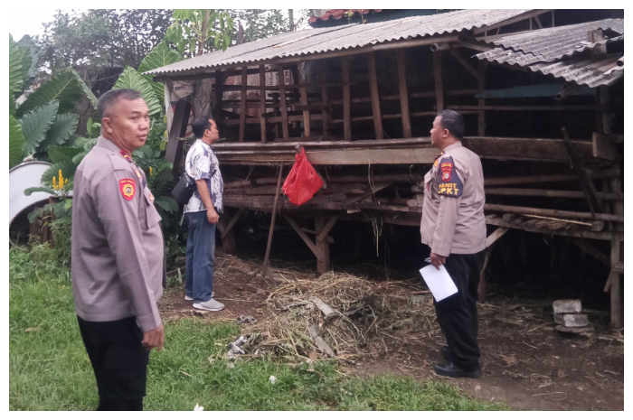 Anggota Polsek Sawangan, Polres Metro Depok, melakukan pengcekan lokasi peternakan warga yang hilang dicuri pelaku.