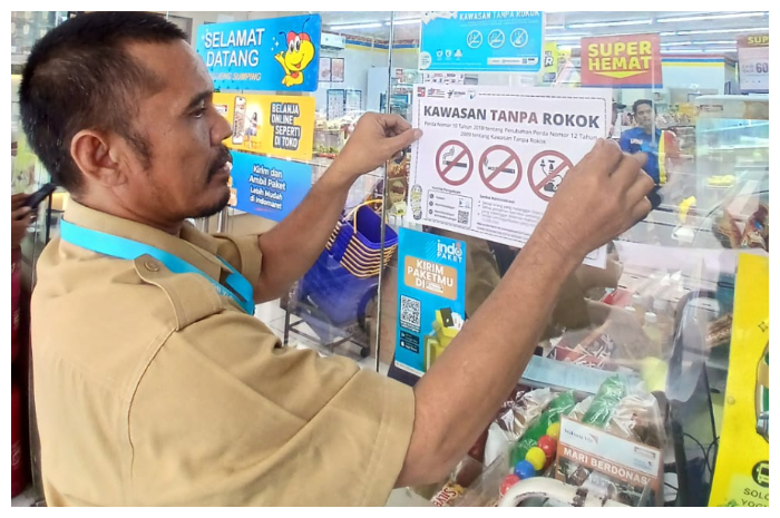 Petugas melakukan sosialisasi terkait Perda KTR di Kota Bogor oleh Pemkot Bogor.