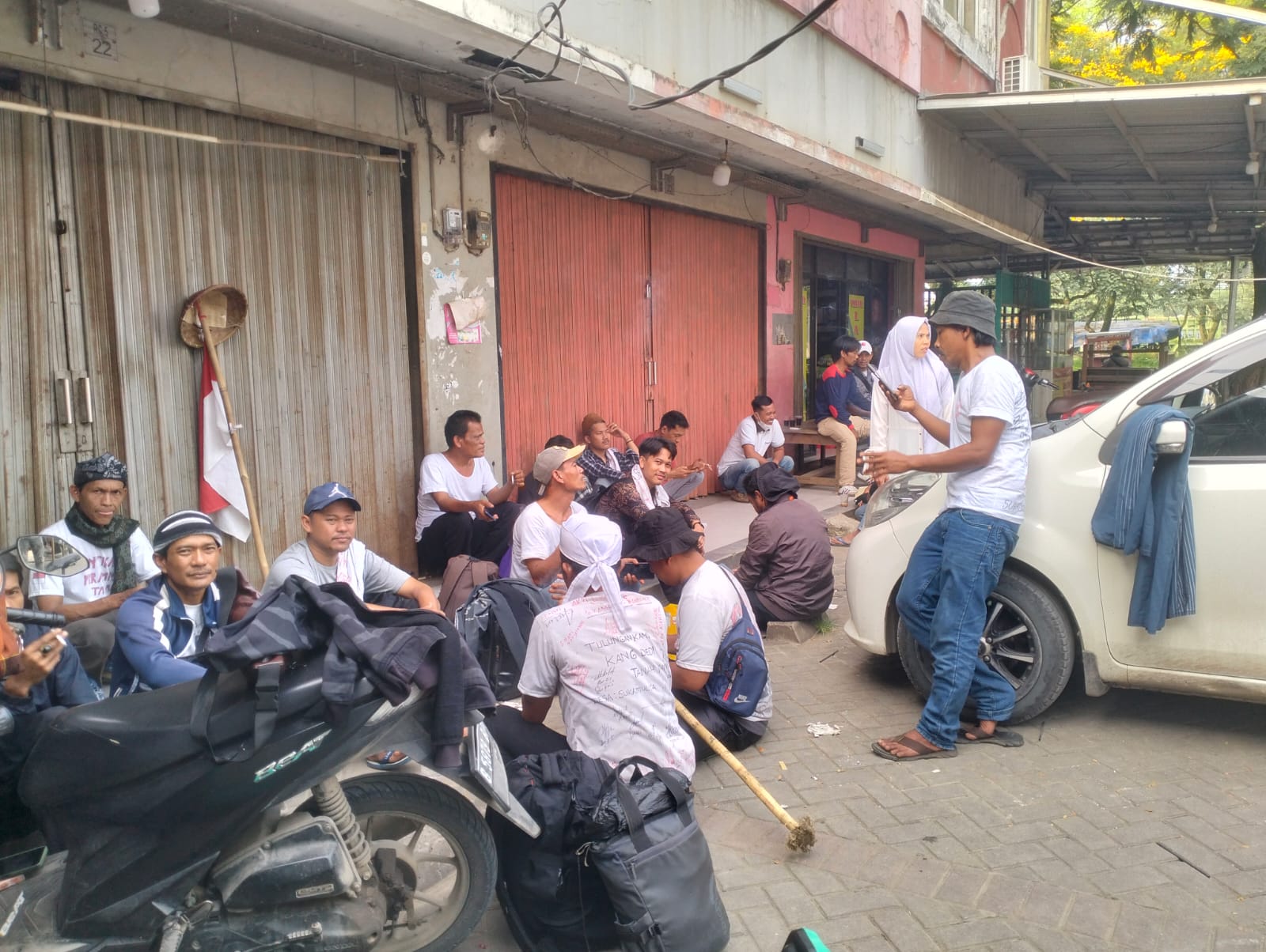 Belasan warga Desa Sukamulya, Rumpin akhirnya kembali ke kampung halamannya setelah melakukan aksi Longmarch ke Gedung Sate, untuk menemui Dedi Mulyadi.