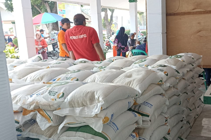 Penyaluran beras 20 kg di wilayah Ampel