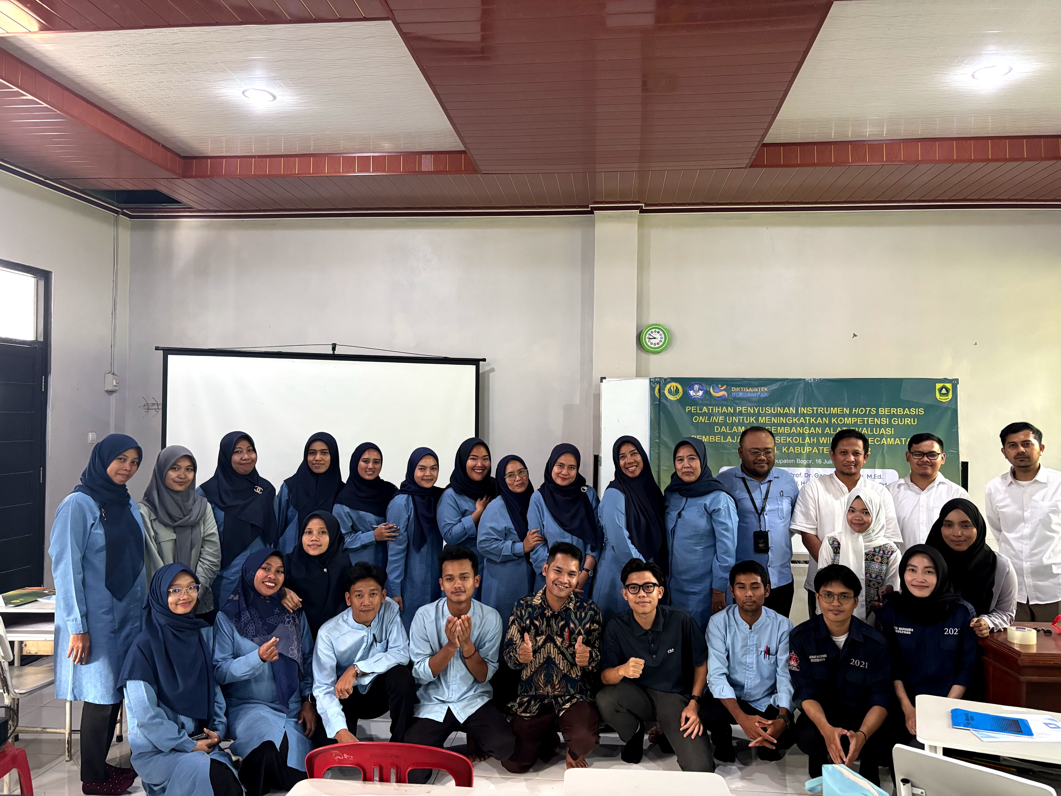 Pelatihan&nbsp;Penyusunan Instrumen Higher Order Thinking Skills (HOTS) Berbasis Online&nbsp;di SMA Plus Putra Melati, Jonggol, Bogor.