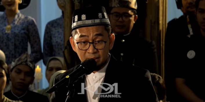 Ustad Adi Hidayat memberikan hadiah kepada putra sulung Gubernur Jawa Barat Dedi Mulyadi