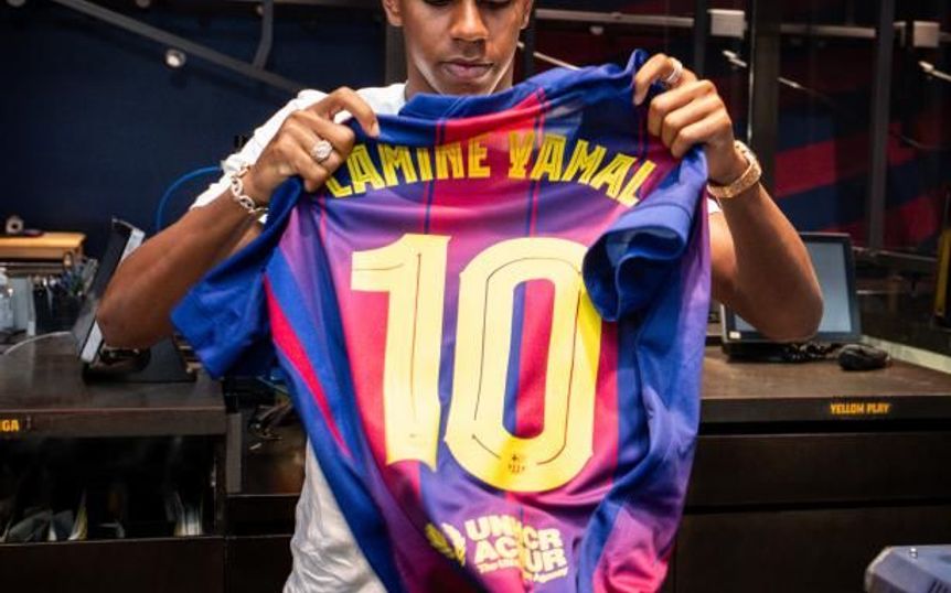 Momen Lamine Yamal mengambil jersey dengan nomor punggung barunya di Barca.