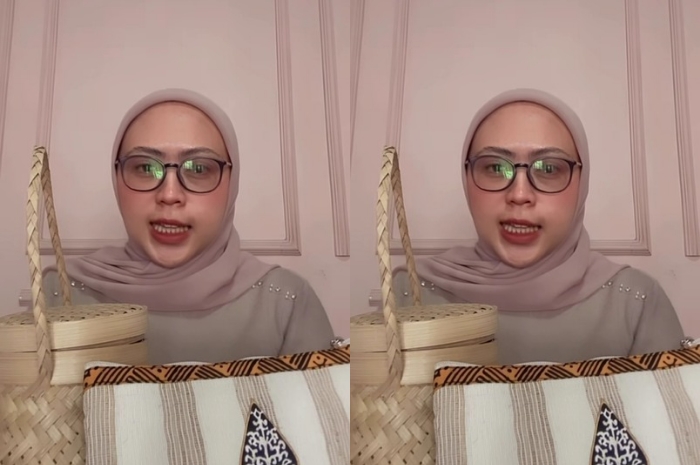 Yesi Haerunisa meng-unboxing souvernir pernikahan Putri Karlina dan putra sulung Gubernur Jawa Barat Dedi Mulyadi.