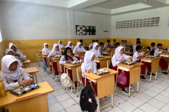 Pendistribusian makan bergizi gratis di SMP Siliwangi Kota Bogor.