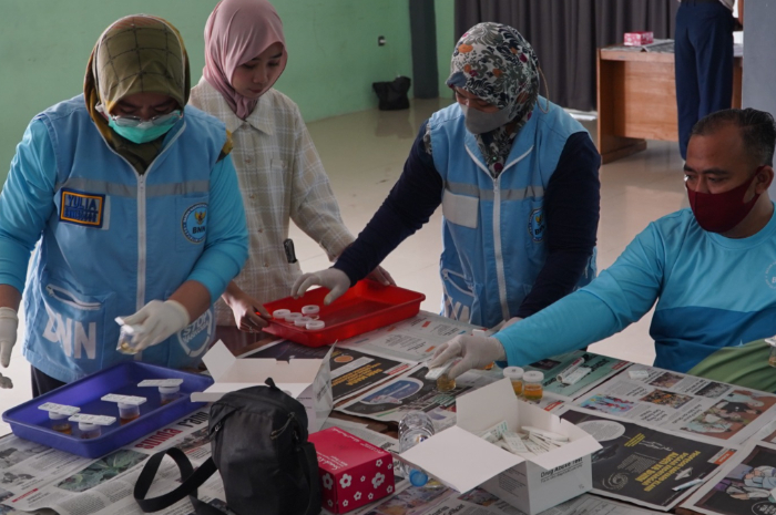 Petugas BNN Kabupaten Bogor bersama guru MAN 1 Bogor saat melaksanakan tes urine bagi peserta didik baru.