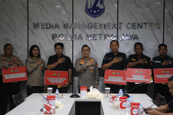 Kasi Humas Polres Metro Depok menerima penghargaan.