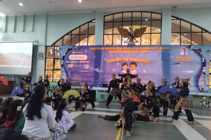 Salah satu ekstrakurikuler menampilkan bakat  dan unjuk gigi di depan ratusan siswa SD Regina Pacis saat kegiatan MPLS Kamis, 17 Juli 2025.