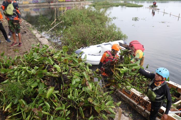 Warga swadaya membersihkan Setu Gunung Putri, Kabupaten Bogor, Jumat 18 Juli 2025.