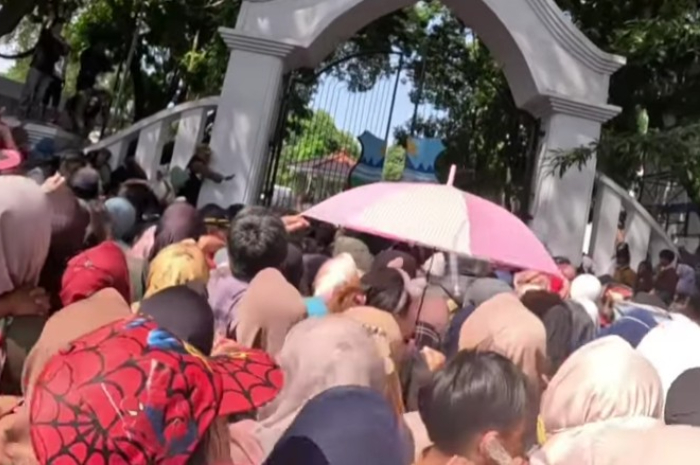 Warga berdesakan di depan pendopo Garut, menghadiri resepsi pernikahan anak Gubernur Jawa Barat, Dedi Mulyadi.