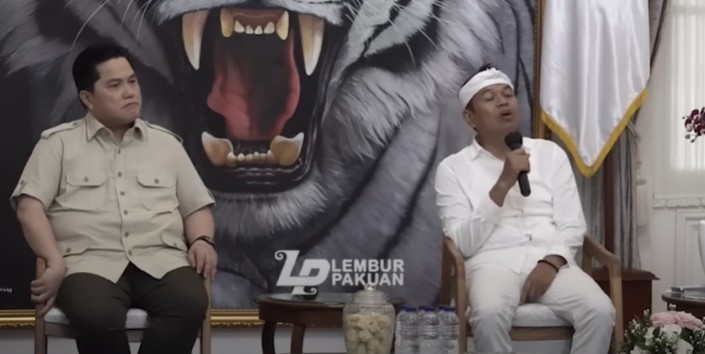 Gubernur Jawa Barat Dedi Mulyadi bersama Ketua Umum PSSI Erick Thohir berbicara tentang sekolah sepak bola