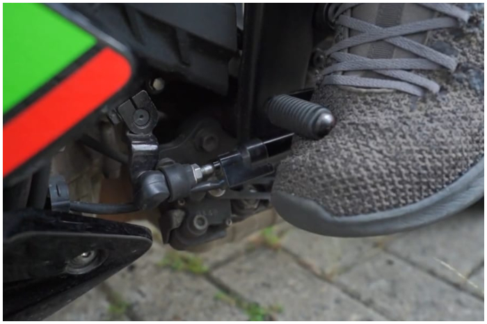 Quick shifter merupakan fitur pintar untuk pemindahan gigi pada motor sport