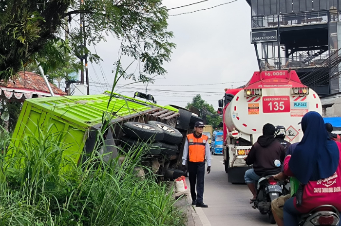 Truk bermuatan pasir terguling di Jalan Raya Kapten Muslihat, Desa Ciapus, Kecamatan Tamansari, Kabupaten Bogor.