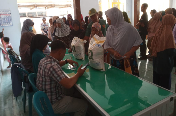 Penyaluran bansos Desa Kaponan beberapa waktu lalu