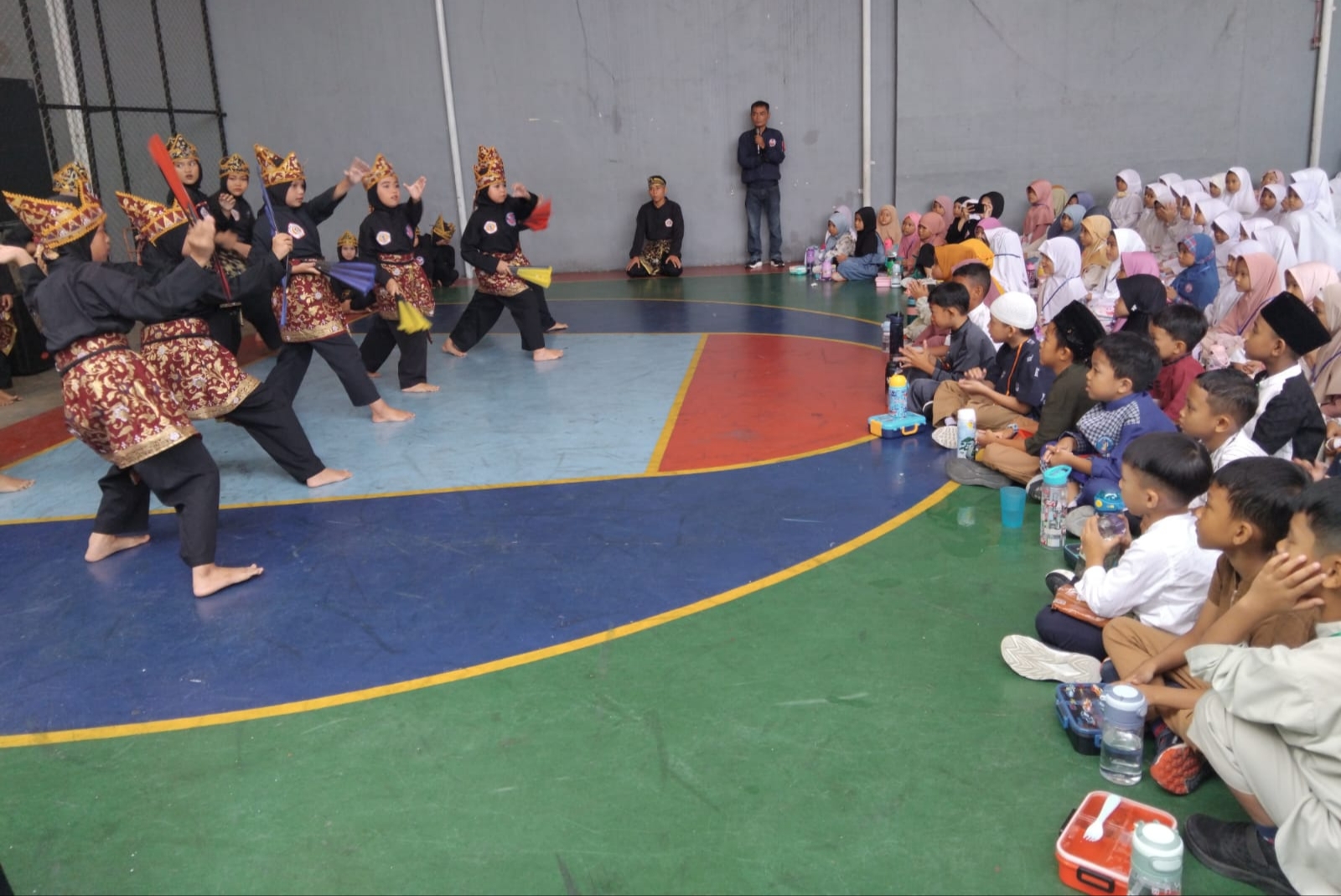 Para siswa antusias mengikuti kegiatan MPLS di SDIT Al Munawwar Bogor.