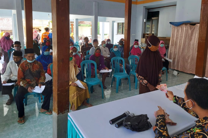 Penyaluran bansos di Desa Kaponan beberapa waktu lalu