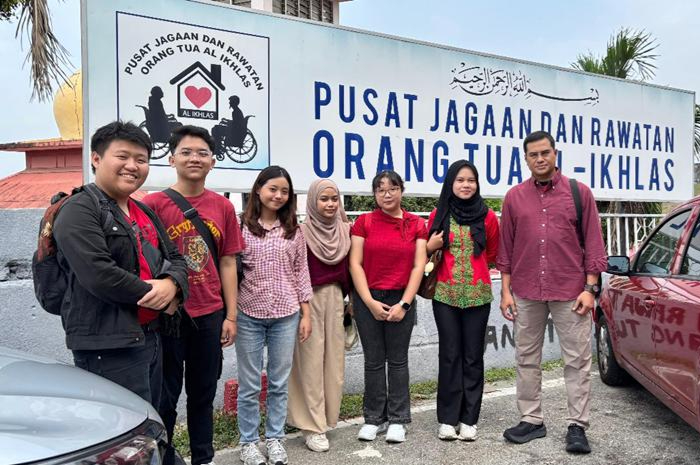 Mahasiswa IBI Kesatuan mengadakan Pengabdian kepada Masyarakat Internasional di Rumah Jagaan dan Rawatan Orang Tua Al-Ikhlas, Puchong, Selangor, Malaysia, Minggu 6 Juli 2025.