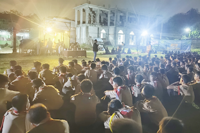 Ratusan Santri Ponpes Darussalam Koposari saat mengikuti kegiatan kepramukaan dan pembinaan karakter di Lapangan Pesantren, Cileungsi, Kabupaten Bogor.