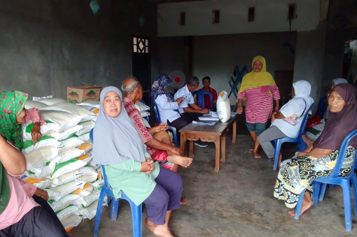 Penyaluran bansos di Desa Raman Endra