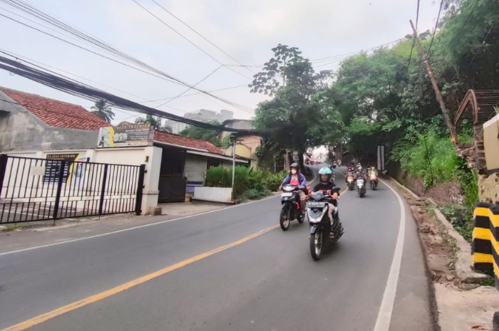 Kondisi tanjakan di Sawangan Kota Depok yang dilintasi para pengendara.
