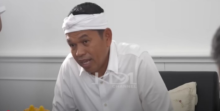Gubernur Jawa Barat Dedi Mulyadi dan perwakilan mempelai memberikan santunan Rp250 juta kepada keluarga korban meninggal dunia di pernikahan Maula Akbar dan Putri Karlina