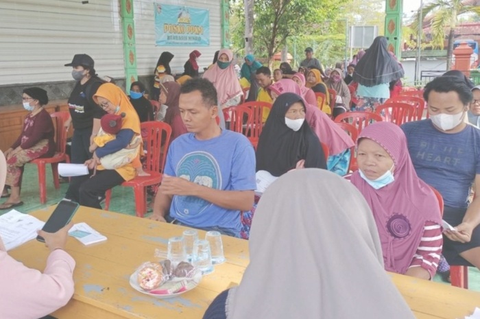 Warga desa mengambil bansos PKH, BPNT, dan bantuan PIP