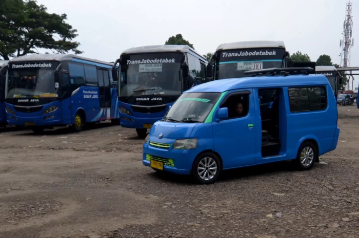 Angkot jurusan Cibinong - Bubulak saat beroperasi di Bogor.