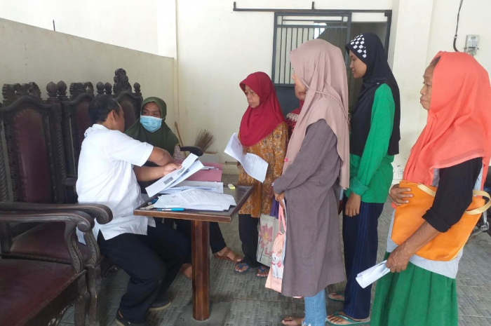 Penyaluran Bansos di Desa Prambon
