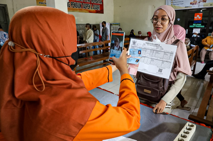 Penyaluran bansos di wilayah Kediri beberapa waktu lalu