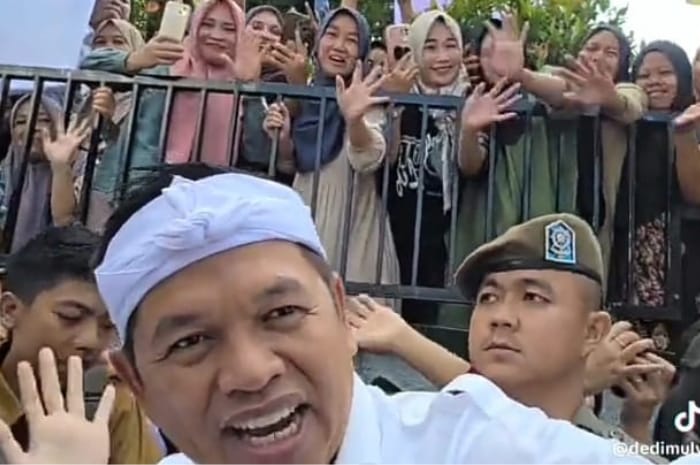Momen Gubernur Jawa Barat Dedi Mulyadi dikerumuni Warga saat peresmian Koperasi Merah Putih.