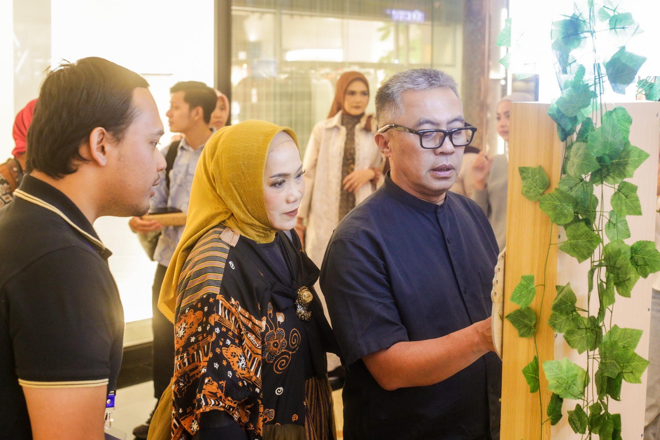 Sekretaris Daerah Kota Bogor, Denny Mulyadi saat mengunjungi pameran UMKM.