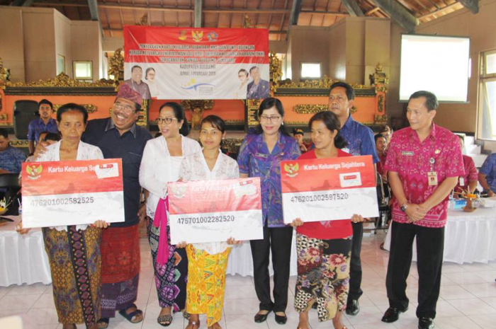 Penyerahan Kartu KKS di Buleleng